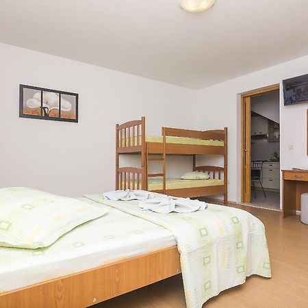 Apartments With A Parking Space Brela, Makarska - 11687 Bilik gambar