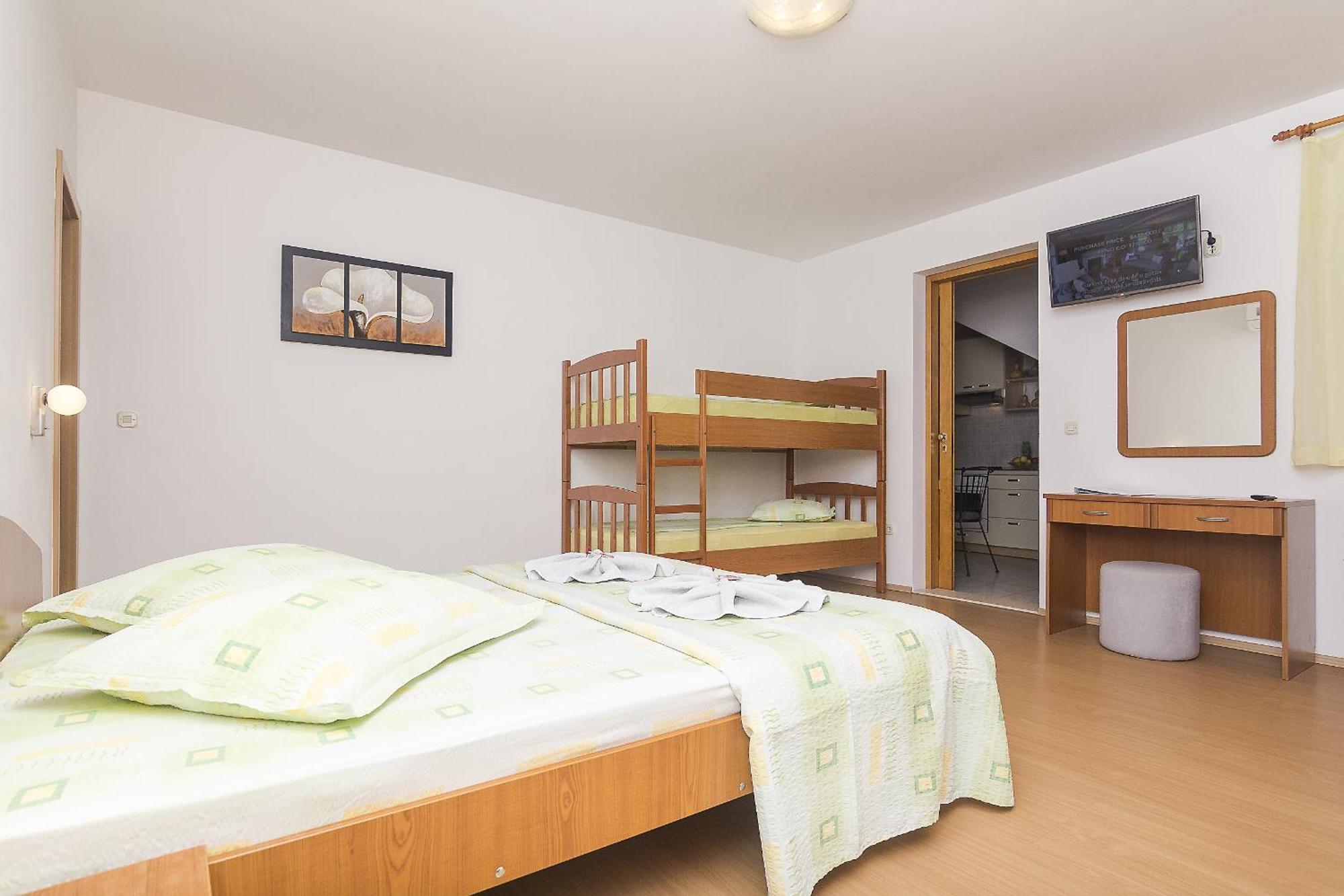 Apartments With A Parking Space Brela, Makarska - 11687 Bilik gambar