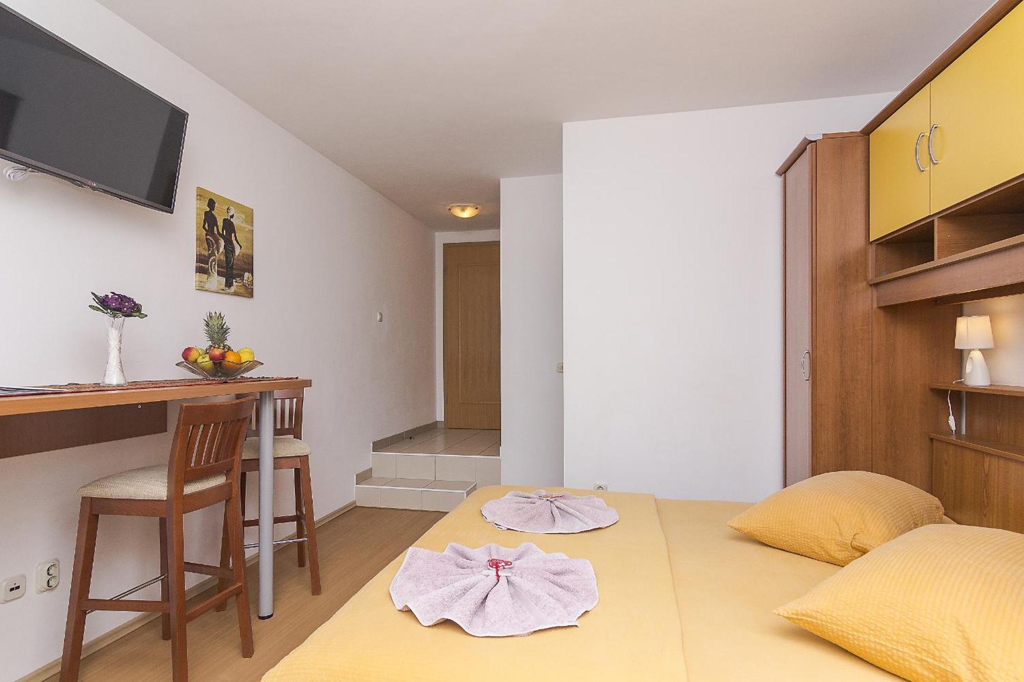 Apartments With A Parking Space Brela, Makarska - 11687 Bilik gambar