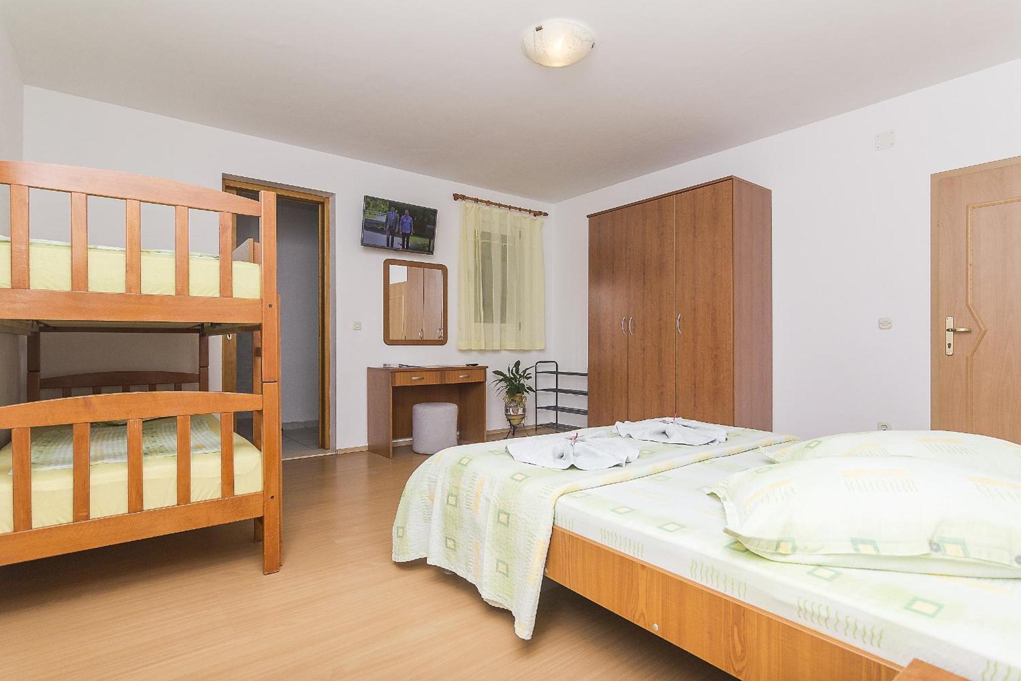 Apartments With A Parking Space Brela, Makarska - 11687 Bilik gambar